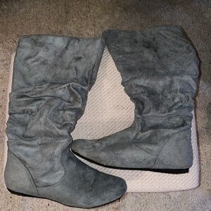 Hot Cakes size 8.5 gray knee high suede boots